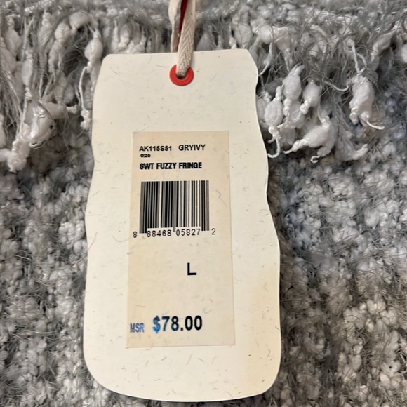NWT Chelsea & Violet Large Gray and White Fuzzy Fringe Sweater - Picture 5 of 6